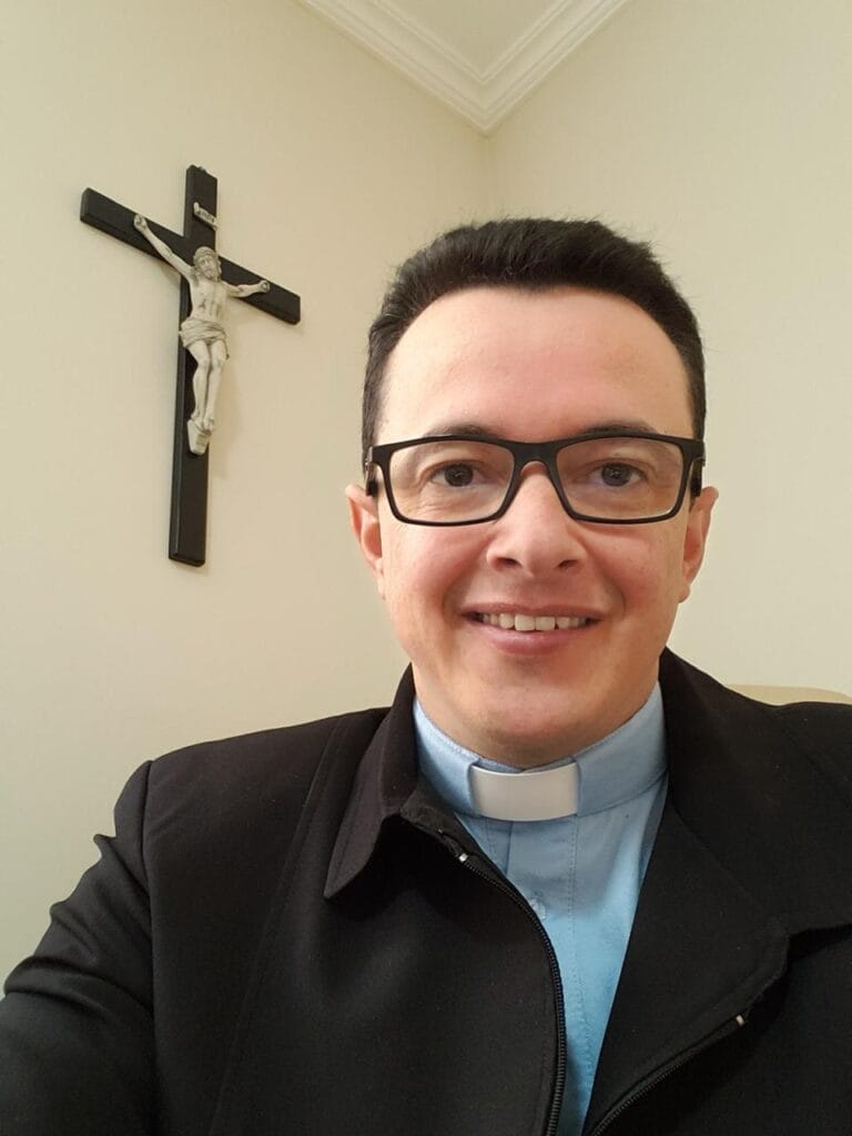 Ele veio morar entre nós