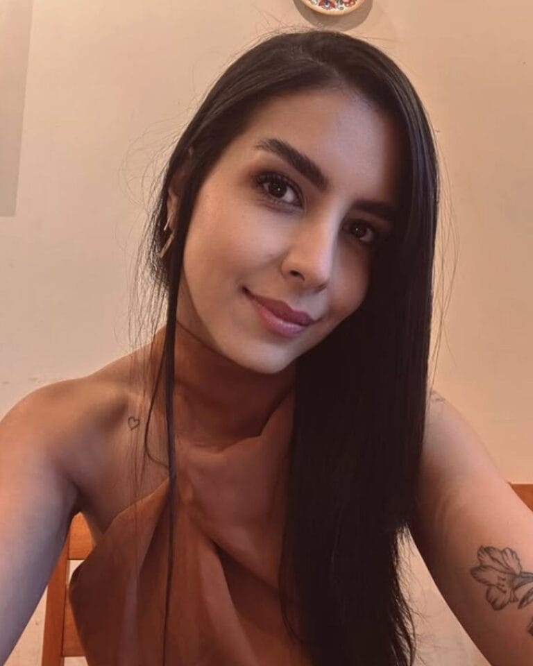 Psicóloga explica que monitorar os filhos na internet é uma forma de cuidado