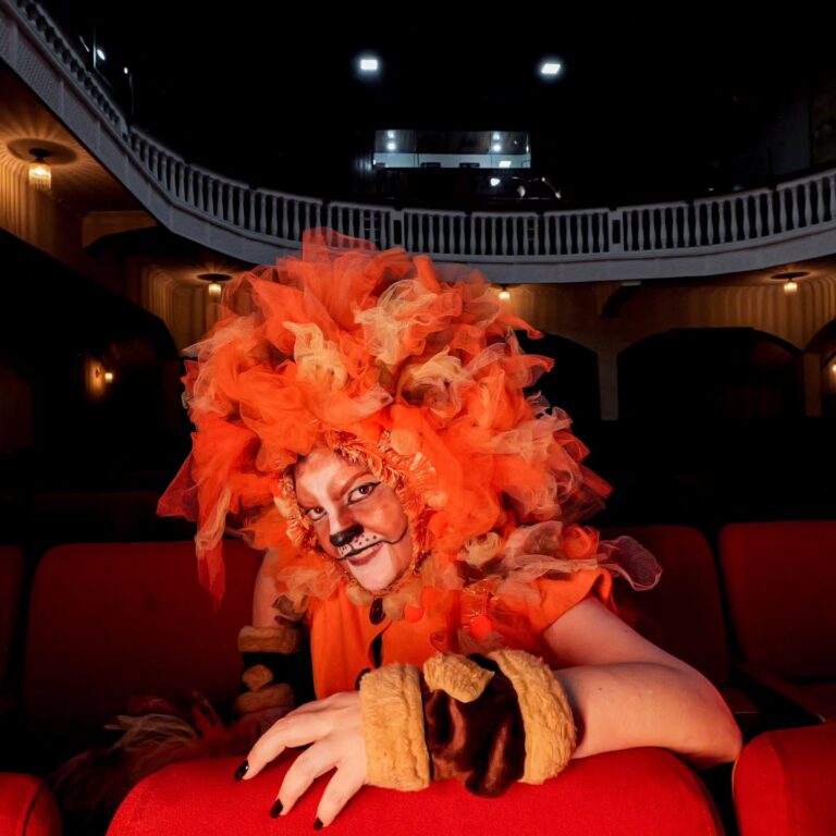Da infância aos palcos: a trajetória de Sissy Líria no teatro e no cenário cultural de Extrema
